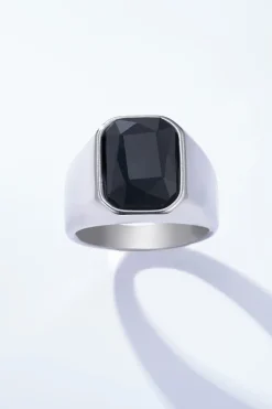 Bague chevalière avec pierre noire
