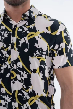 Chemise à manches courtes avec un motif floral abstrait