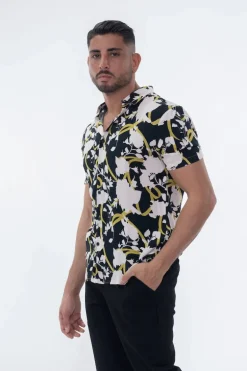 Chemise à manches courtes avec un motif floral abstrait