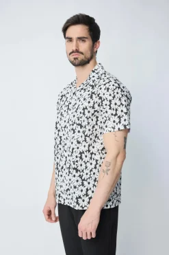 Chemise à manches courtes avec col et imprimé floral blanc sur fond camel