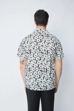 Chemise à manches courtes avec col et imprimé floral blanc sur fond camel