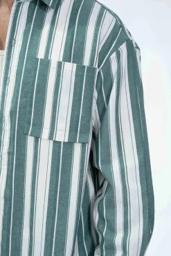 Chemise à manches longues avec des rayures verticales et une poche sur