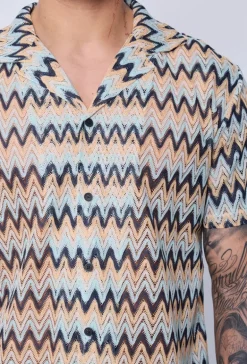 Chemise avec des rayures en zig zag