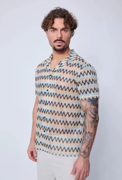Chemise avec des rayures en zig zag
