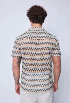 Chemise avec des rayures en zig zag