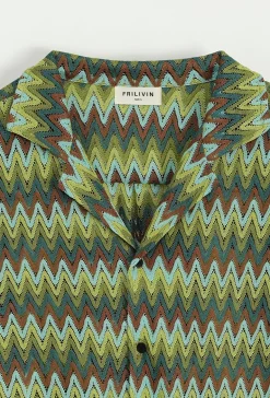 Chemise avec des rayures en zig zag