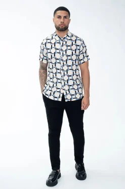 Chemise décontractée à inspiration artistique abstraite