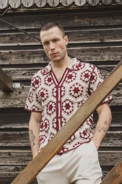 Chemise en crochet à manches courtes avec motif géométrique beige