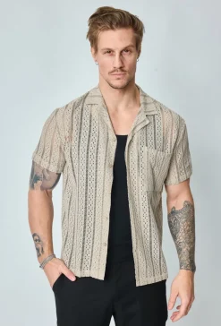Chemise en dentelle manches courtes col à revers