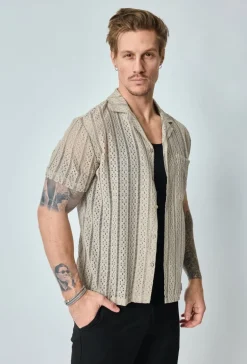 Chemise en dentelle manches courtes col à revers