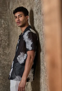 Chemise manches courtes à motifs fleuris broder