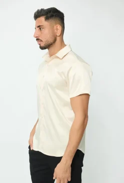 Chemise unie classique satinée et osée à manches courtes