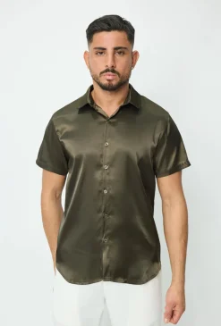 Chemise unie classique satinée et osée à manches courtes