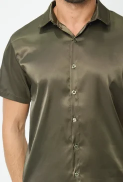 Chemise unie classique satinée et osée à manches courtes