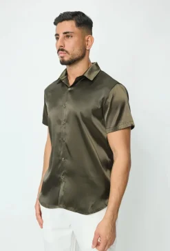 Chemise unie classique satinée et osée à manches courtes