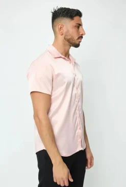 Chemise unie classique satinée et osée à manches courtes