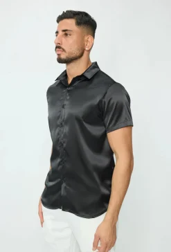 Chemise unie classique satinée et osée à manches courtes