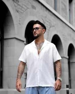 Chemise unie manches courtes à motifs géométriques
