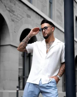 Chemise unie manches courtes à motifs géométriques