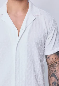 Chemise unie manches courtes à motifs géométriques