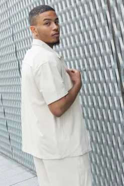 Ensemble chemise et shorts zippé moderne