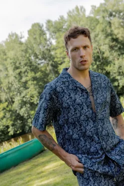 Ensemble short et chemise a motifs bandana