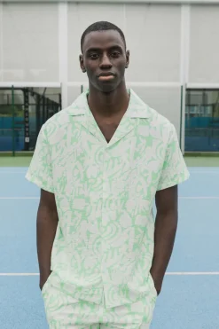 Ensemble short et chemise a motifs abstraits