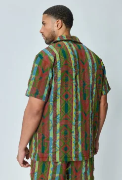 Ensemble short et chemise manche courte a motifs géométriques