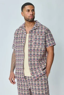 Ensemble short et chemise a motifs géométriques