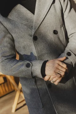 Manteau boutonné col à fourrure