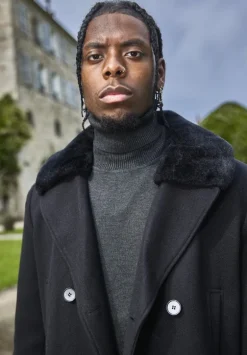 Manteau boutonné col à fourrure
