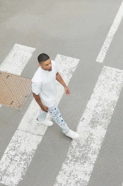 Pantalon droit uni avec patch géométrique