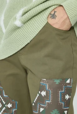 Pantalon droit uni avec patch géométrique
