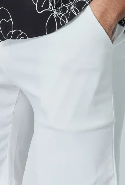 Short chino uni léger stretch et très confortable