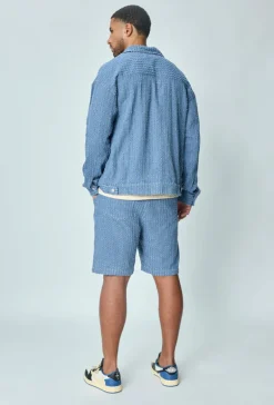Short droit à motifs troués