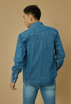 Surchemise jean cintrée à col classique avec finition usée