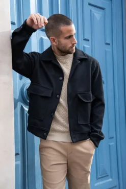 Veste uni texturé avec grandes poches à rabat